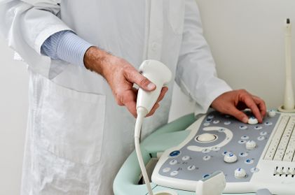 Arzt bedient Ultraschallgerät