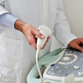 Arzt bedient Ultraschallgerät